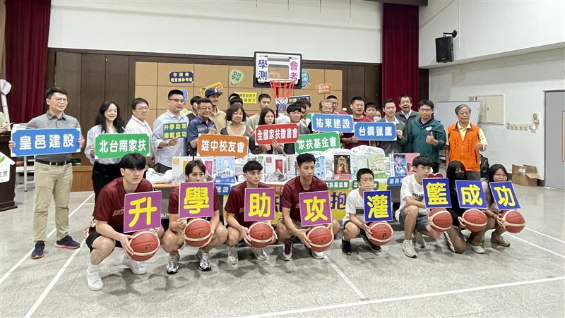 台鋼獵鷹與祐東建設在家扶中心參與「拔尖計劃」。（圖／台鋼獵鷹提供）