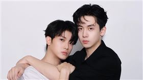 《黑白原來是真的》葛兆恩（右）為紀成澔圓夢，宣布二搭演出直式愛情劇。（圖／結果娛樂提供）