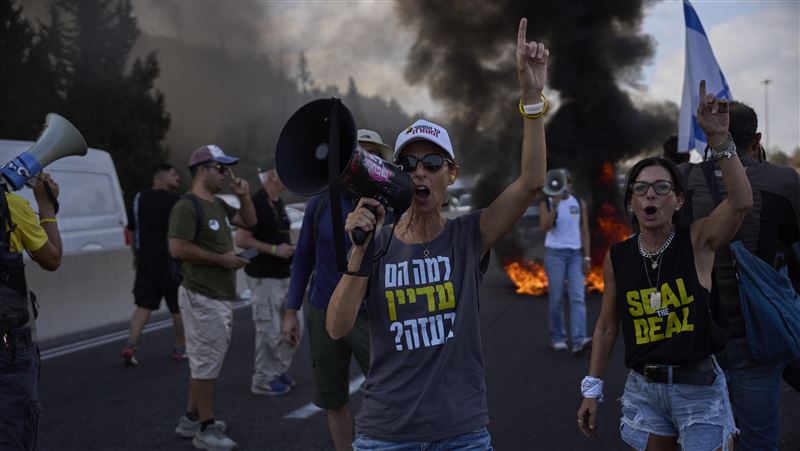 示威者要求立即釋放哈瑪斯劫持的人質，並呼籲以色列政府撤銷接管加薩城的決定。（圖／美聯社／達志影像）