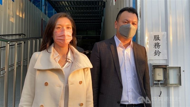無黨籍嘉市議員戴寧（左）詐助理費，判5年6月徒刑定讞。嘉義地檢署通知戴寧於19日到案執行，戴寧基於家人探視方便，日前透過律師向嘉檢申請移至台中女子監獄執行遭駁回。（圖／中央社）