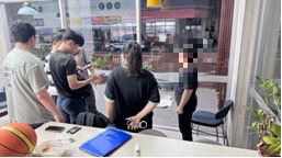 62歲女車手面交時遭警方逮捕，才知自己淪為詐團共犯。(圖／翻攝畫面)