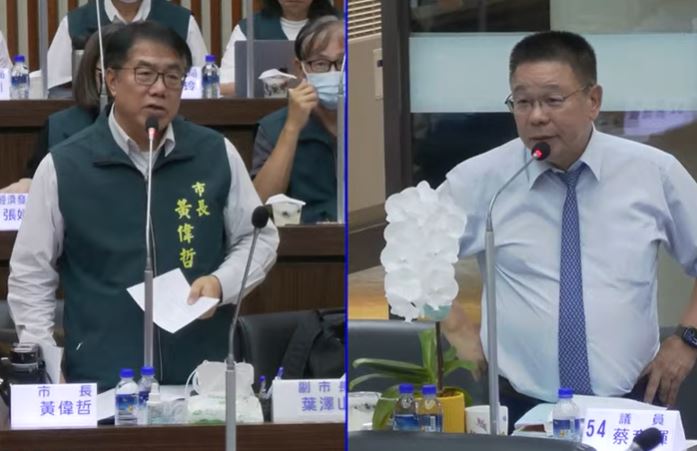 國民黨籍市議員蔡育輝（左）喊話，黃偉哲（右）應同意將市府超收款項普發還於市民。（圖／翻攝自台南市議會）