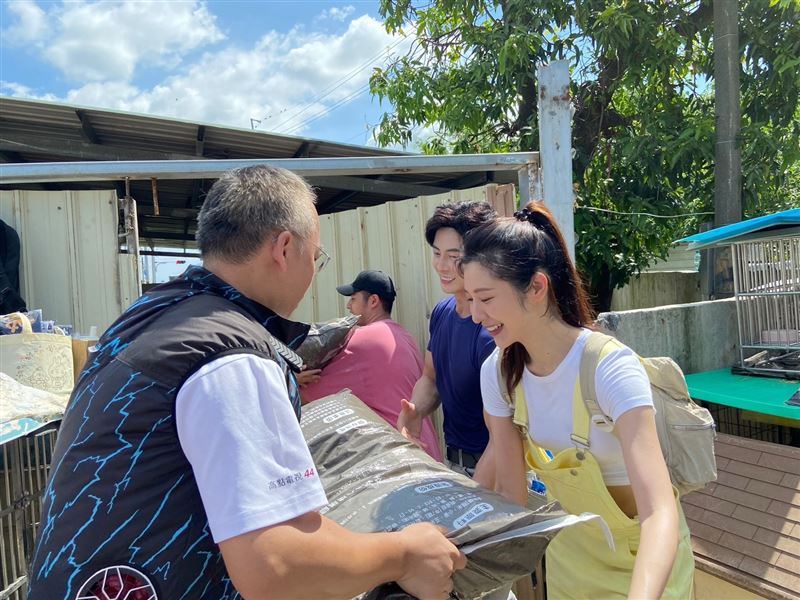 唐子元（左）、韓雨潔親自扛重達20公斤的愛心飼料進狗園。（圖／調皮浪浪園區提供）
