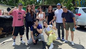 鹿希派、最美禮生寧寧、魏萱、愛心大使星野優、參與志工們與馬來西亞粉絲，（前排左起）唐子元、韓雨潔共同大合照。（圖／調皮浪浪園區）