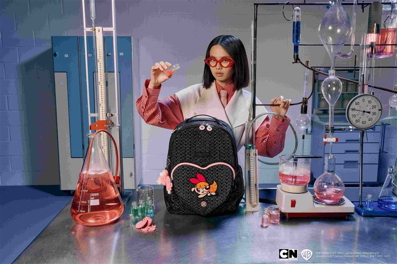 Kipling x 飛天小女警聯名系列夢幻登場。（圖／品牌業者提供）