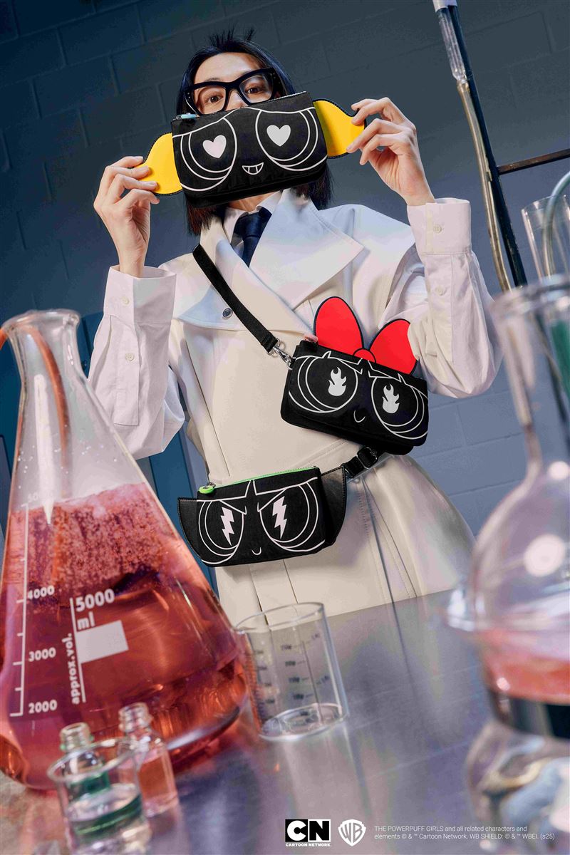 Kipling X 飛天小女警系列將花花、泡泡、毛毛與魔人啾啾角色個性轉化為包袋設計，推出多款風格鮮明的包款與配件。（圖／品牌業者提供）