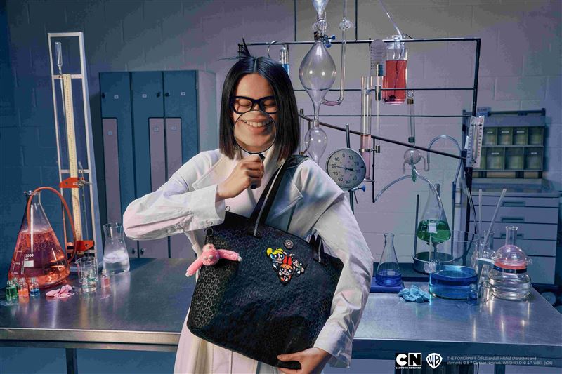 Kipling打造三位小女警合體亮相的托特包HYE LAP與多夾層收納包100 PENS，結合花花、泡泡與毛毛角色刺繡，讓「三倍戰力」成為女孩們最堅強的日常後援。（圖／品牌業者提供）