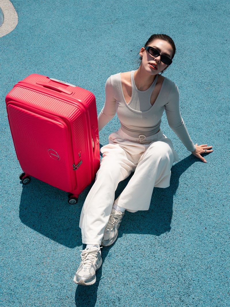 American Tourister CURIO全新「覆盆莓」。（圖／品牌業者提供）