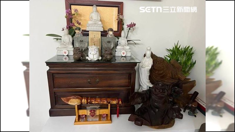 該名檢察官在臉書抒發表示，這些佛像陪伴超過二十年，不僅是信仰象徵，更是他辦案時的精神依靠，如今卻可能被迫請回家中。（圖／翻攝畫面）