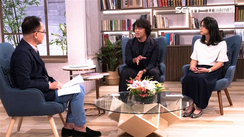 三立新聞《話時代人物》節目主持人鄭弘儀專訪沈伯洋、曾心慧。（圖／話時代人物）