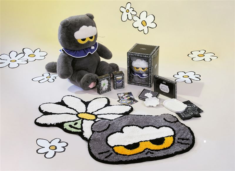 G-DRAGON全程參與設計的商品，從療癒系玩偶、絨毛吊飾，到購物袋、造型地毯、瓷盤、貼紙、頭巾等生活好物一次滿足。（圖／品牌業者提供）