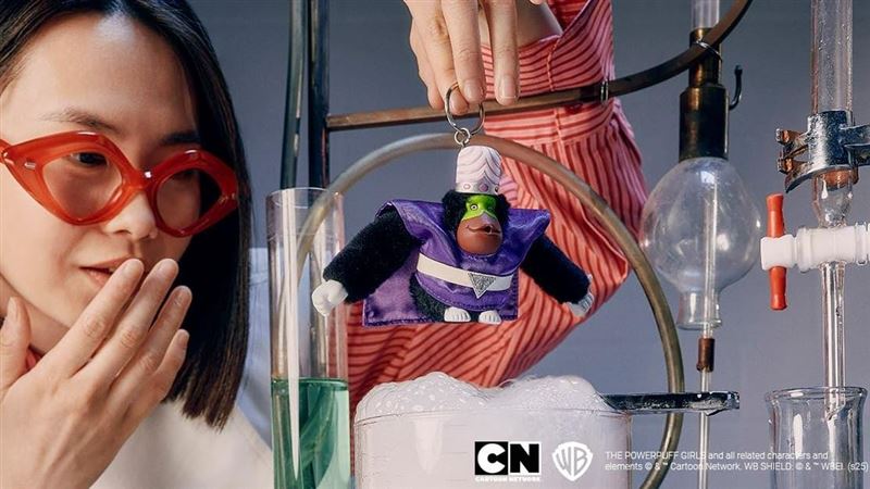 Kipling聯名飛天小女警　魔人啾啾變吊飾