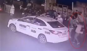 菲律賓首都馬尼拉街頭15日發生槍擊命案，2名日本男子剛下計程車，即遭1名槍手從後方近距離開槍射殺，兇嫌搜刮財物後乘坐機車逃逸，至今下落不明，槍擊瞬間監視器影像今天曝光，引起關注。