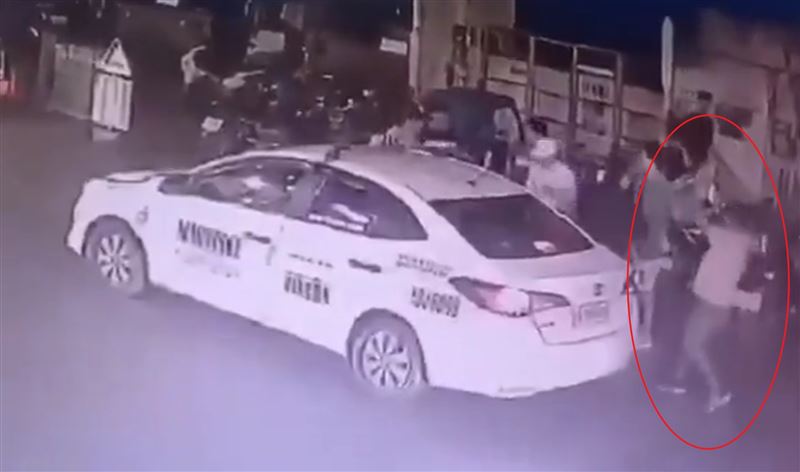 2名日本男子剛下計程車，即遭1名槍手從後方近距離開槍射殺。（圖／翻攝自X）
