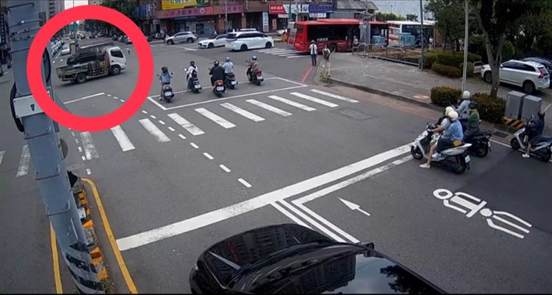 警方接獲報案，立即擴大調閱路口監視器，揪出肇事貨車在路上掉落一包螺絲釘。(圖／翻攝畫面)