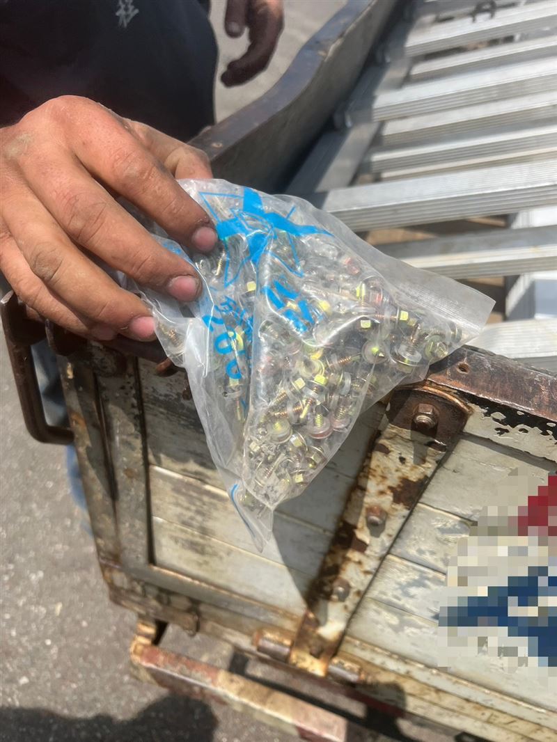 貨車將螺絲釘吊掛在車斗下方，導致螺絲釘整包掉落在馬路，刺破三輛車的輪胎。(圖／翻攝畫面)
