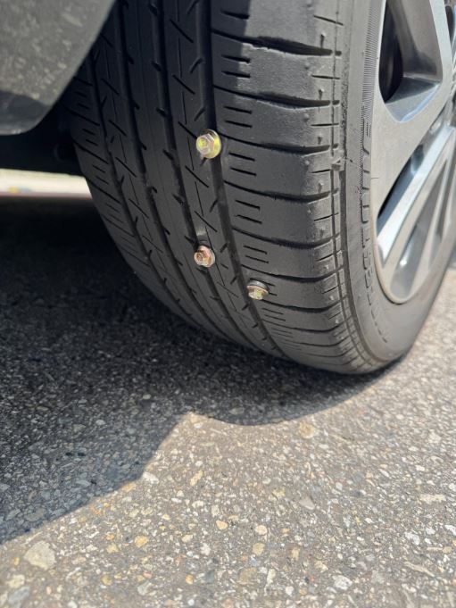 有民眾開車行經台中北屯區松竹路二段、崇德路口，輪胎遭螺絲釘刺破。（圖／翻攝自Thread @i_am_heidihsu）)