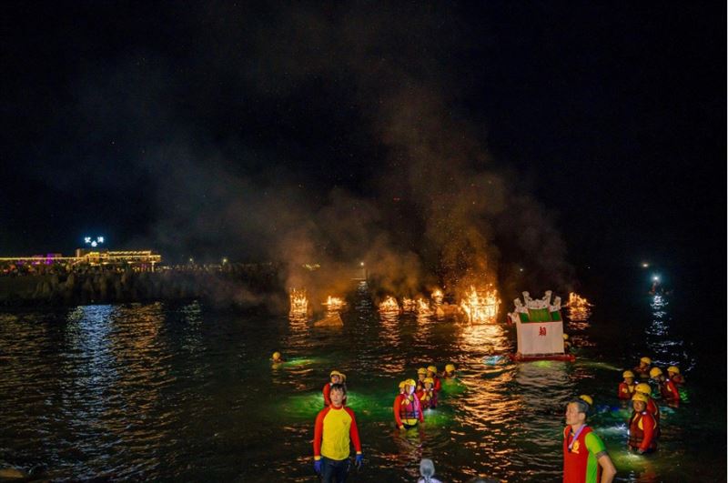 放水燈。（圖／翻攝自鷄籠中元祭粉絲專頁）