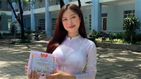越南女學生會穿著傳統服飾「奧黛」參加畢業典禮。（圖／翻攝PTT）