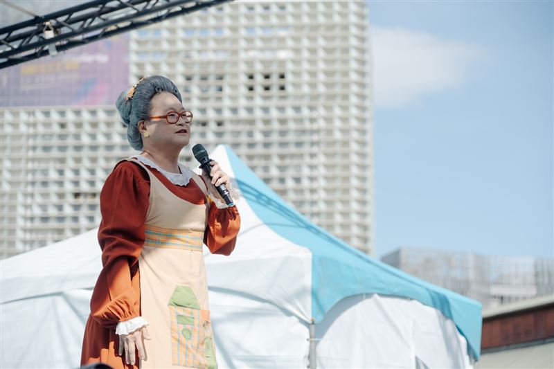 人氣天后「水果奶奶」昨出席第二屆「口袋影展」，掀起全場歡呼。（圖／小公視提供）