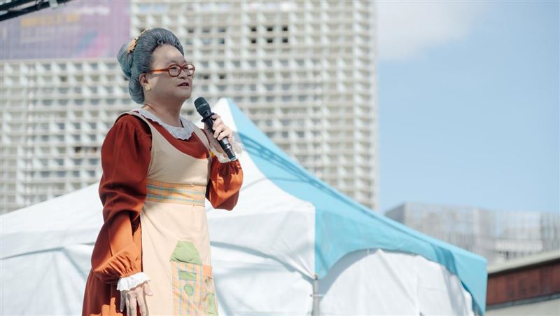 水果奶奶突現身華山　經典歌曲吸百人合唱