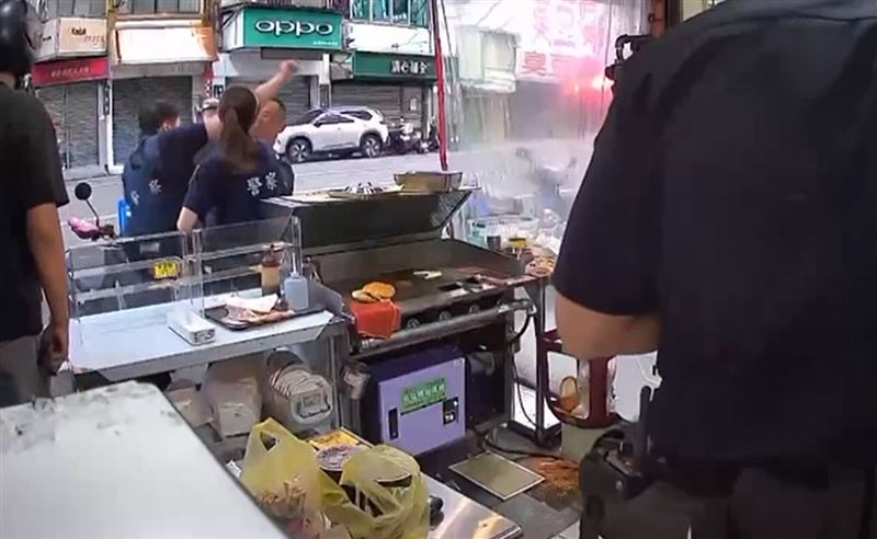 酒醉的黑衣男一度想攻擊女警遭制伏，被帶回警局保護管束，竟二度回早餐店打人。(圖／翻攝畫面)