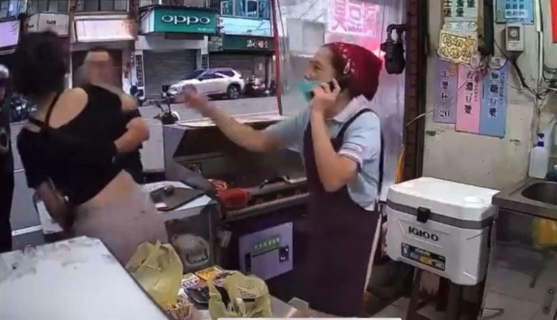 新竹李姓男子因借不到廁所，暴怒砸店，甚至掌摑老闆娘耳光。(圖／翻攝畫面)