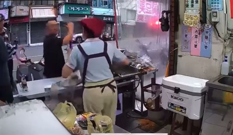 新竹黑衣男自稱是幫派份子，砸毀早餐店物品，讓學者沈榮欽忍不住在臉書發文驚呼：「新竹市已經由黑道統治了嗎？」。(圖／翻攝畫面)