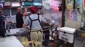 新竹男借不到廁所，暴怒，砸店，搧耳光，二度回現場恐嚇，學者沈榮欽問：新竹市已經由黑道統治了嗎？(圖／翻攝畫面)