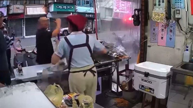 新竹李姓男子砸店遭員警上銬管束，隔沒多久竟又折返回早餐店叫囂。(圖／翻攝畫面)
