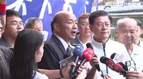 韓國瑜陪羅明才車掃。（圖／翻攝畫面）