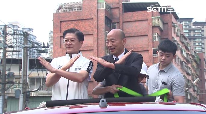 韓國瑜（右）陪羅明才（左）到新店車掃。（圖／翻攝畫面）