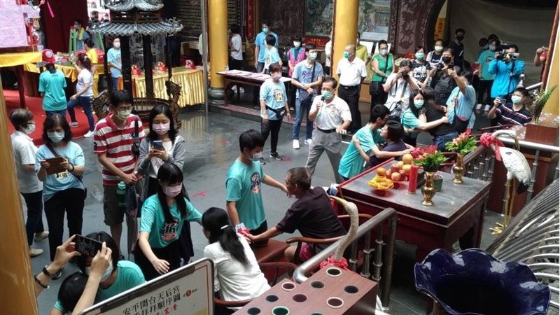 奉茶感恩儀式。（圖／翻攝自台南安平開台天后宮粉絲專頁）