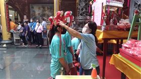 ▲戴上狀元帽。（圖／翻攝自台南安平開台天后宮粉絲專頁）