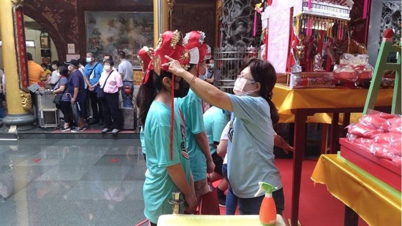 戴上狀元帽。（圖／翻攝自台南安平開台天后宮粉絲專頁）