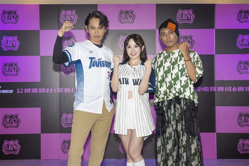 黃鐙輝(左起)、若潼、嘎嘎赴大巨蛋（圖／公視台語台提供）