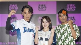 黃鐙輝(左起)、若潼、嘎嘎赴大巨蛋（圖／公視台語台提供）