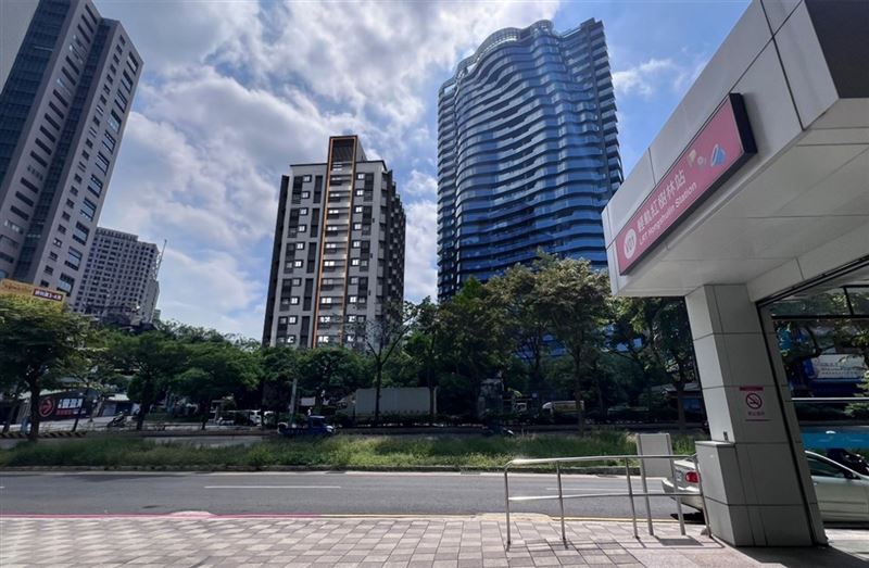 淡水海天段社會住宅鄰近捷運紅樹林站（模擬圖）。（圖／新北市政府提供）