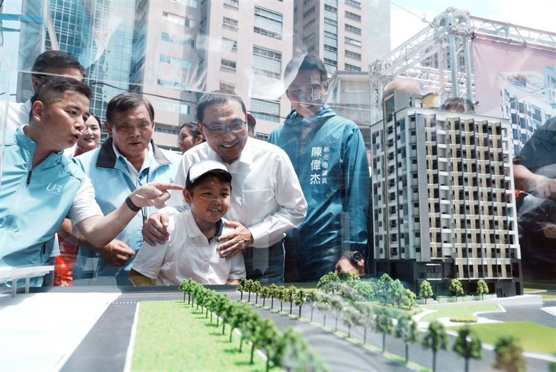 市長攜孩童一起期盼「淡水海天段青年社會住宅」完工。（圖／新北市政府提供）