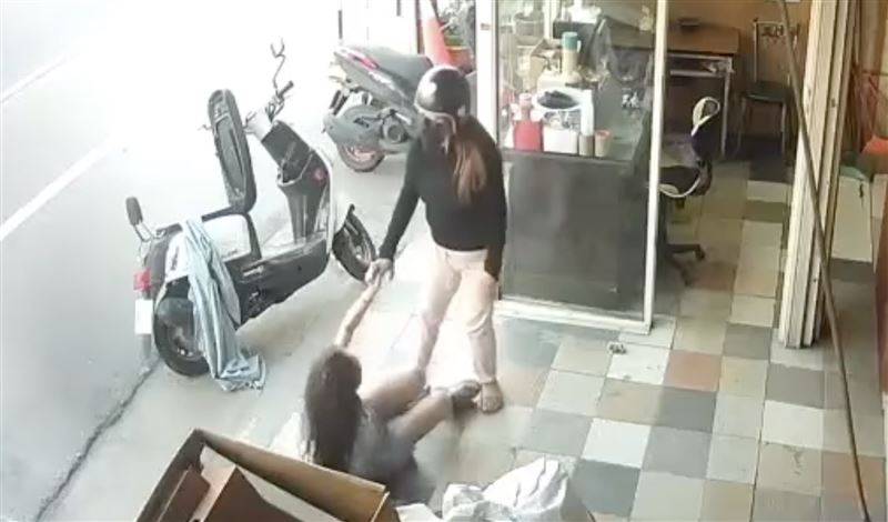 西施被當肉球甩上甩下，下手不留情面。（圖／民眾提供）