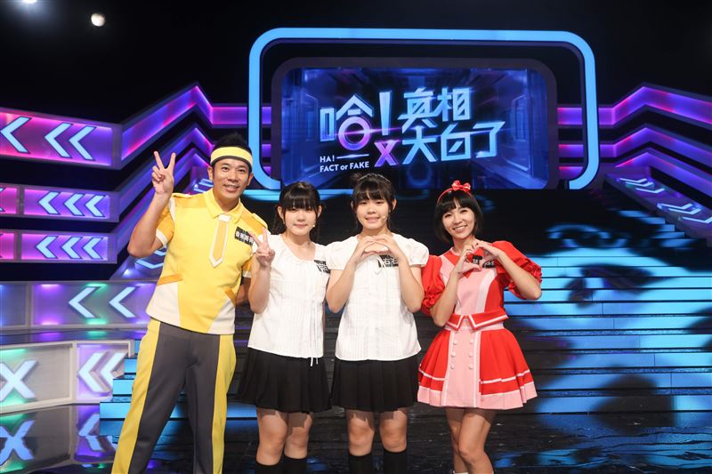 香蕉哥哥（左）與草莓姐姐（右）2018年婚宴找雙胞胎左左、右右當花童（圖／公視提供）
