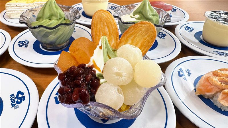 全球藏壽司初登場「白玉抹茶金時聖代」，8/19起濃蜜入口。（圖/藏壽司提供）