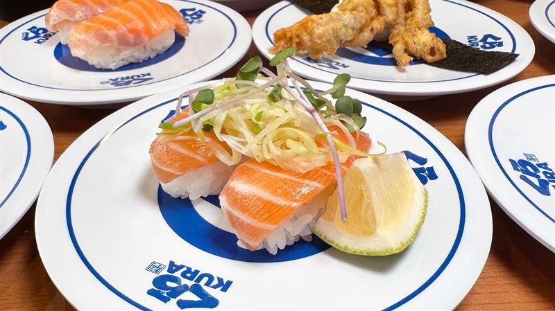 「藏選美味」8款夏季餐點上桌，「醃漬生鮭魚脂佐香味野菜」超開胃。（圖/藏壽司提供）