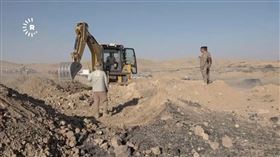 伊拉克開挖境內疑似是恐怖組織IS丟棄屍體的萬人塚。（圖／美聯社／達志影像）