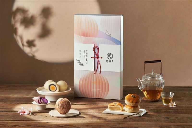 「虎迎月」為2025年全新上市，禮盒外觀以白底綁紅緞抽套，細節中傳遞贈禮的儀式感，讓禮盒更顯獨特與精緻。（圖／品牌業者提供）