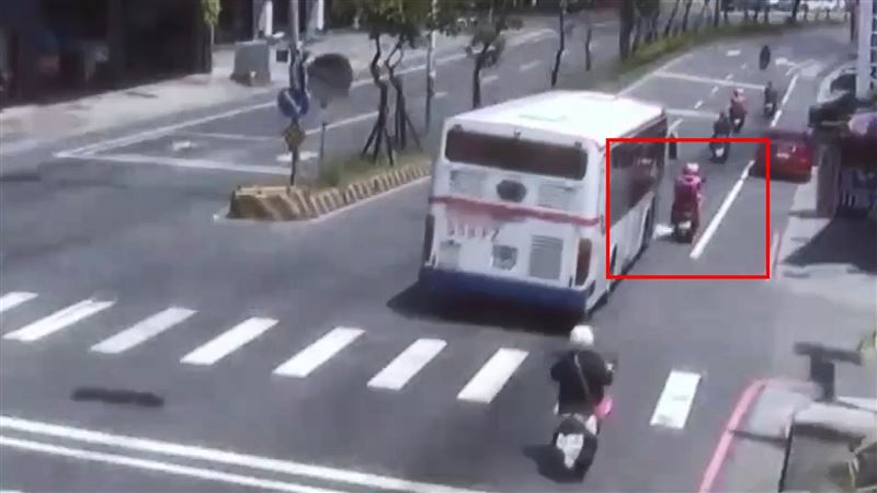 公車擦撞機車車禍瞬間。（圖／翻攝畫面）