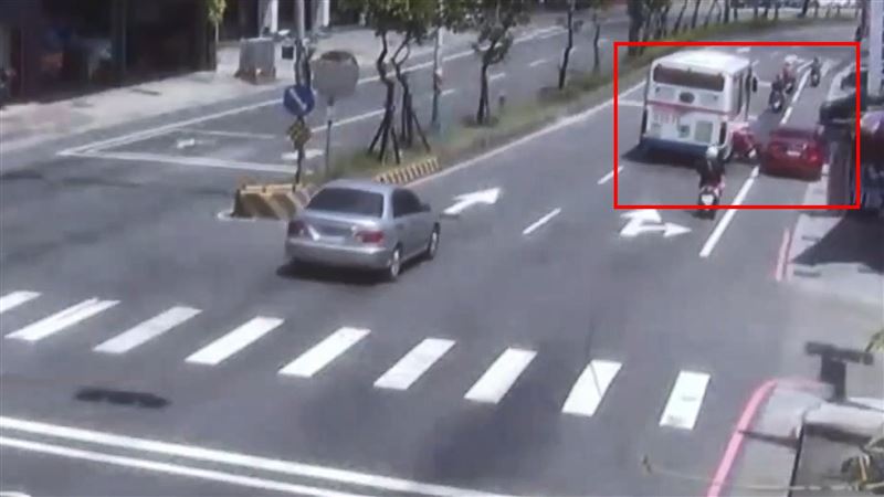 公車擦撞機車車禍瞬間。（圖／翻攝畫面）