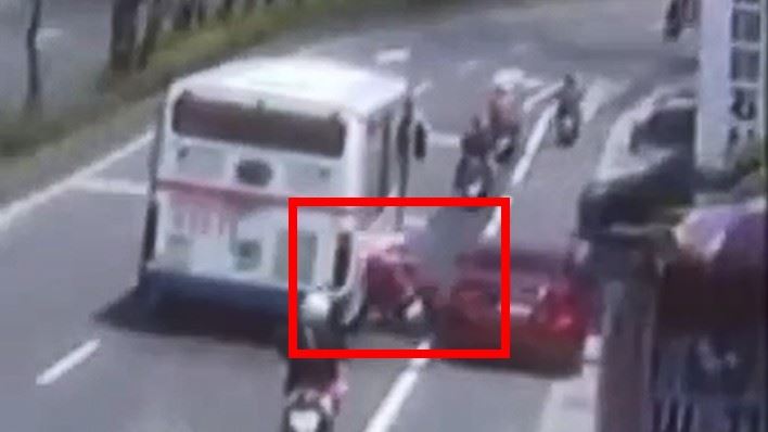 公車擦撞機車車禍瞬間騎士差點遭輾。（圖／翻攝畫面）