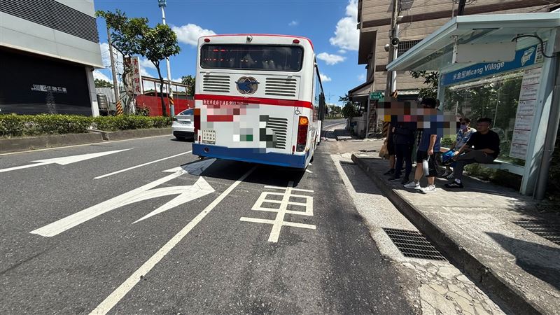 發生車禍的公車。（圖／翻攝畫面）