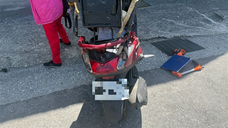 發生車禍的機車。（圖／翻攝畫面）